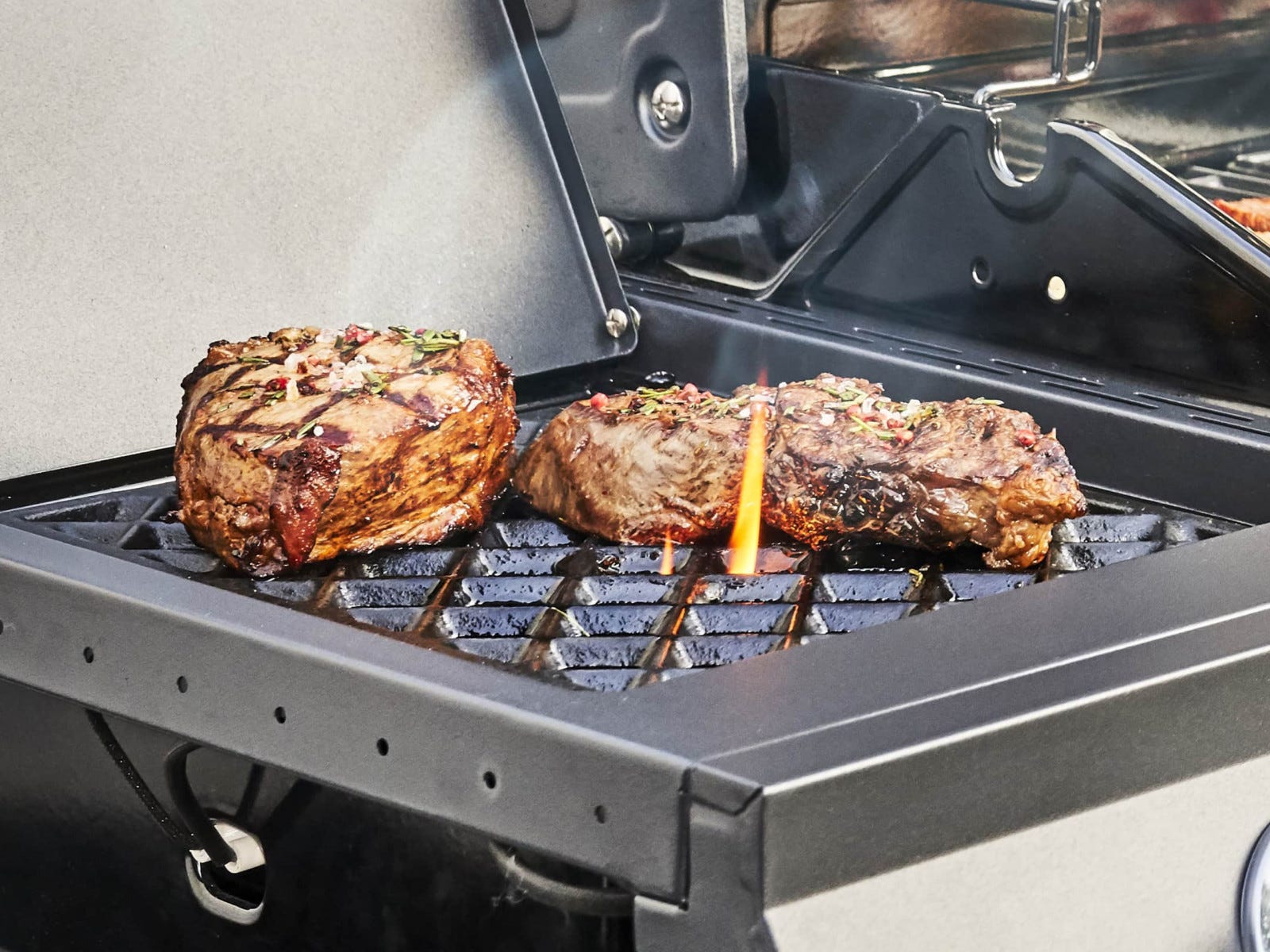 More effective barbecuing thanks to high-performance sear burner