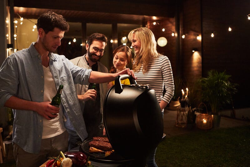 Gruppe von Freunden beim Grillen mit dem All-Star Elektrogrill Gruppe von Freunden beim Grillen mit dem All-Star Elektrogrill